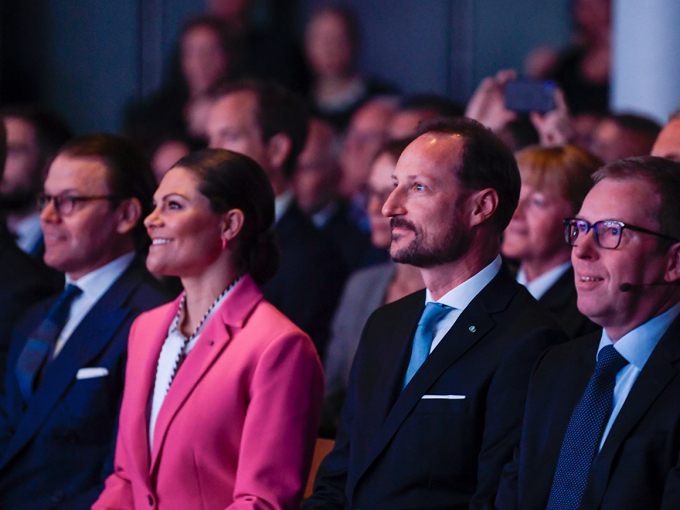 Kronprins Haakon, Kronprinsesse Victoria og Prins Daniel lytter til innlegg under et seminar om norsk-svensk næringssamarbeid på Hotel at Six i Stockholm. Foto: Annika Byrde / NTB